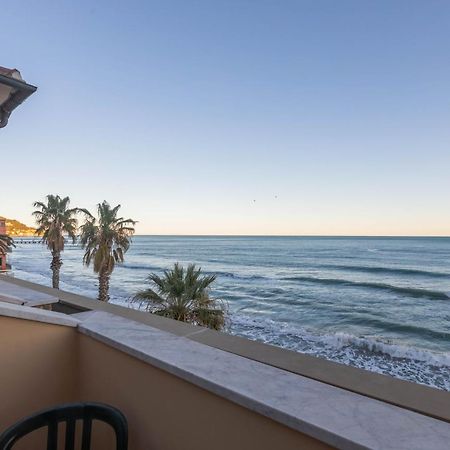 Hotel Danio Lungomare Аласио Екстериор снимка