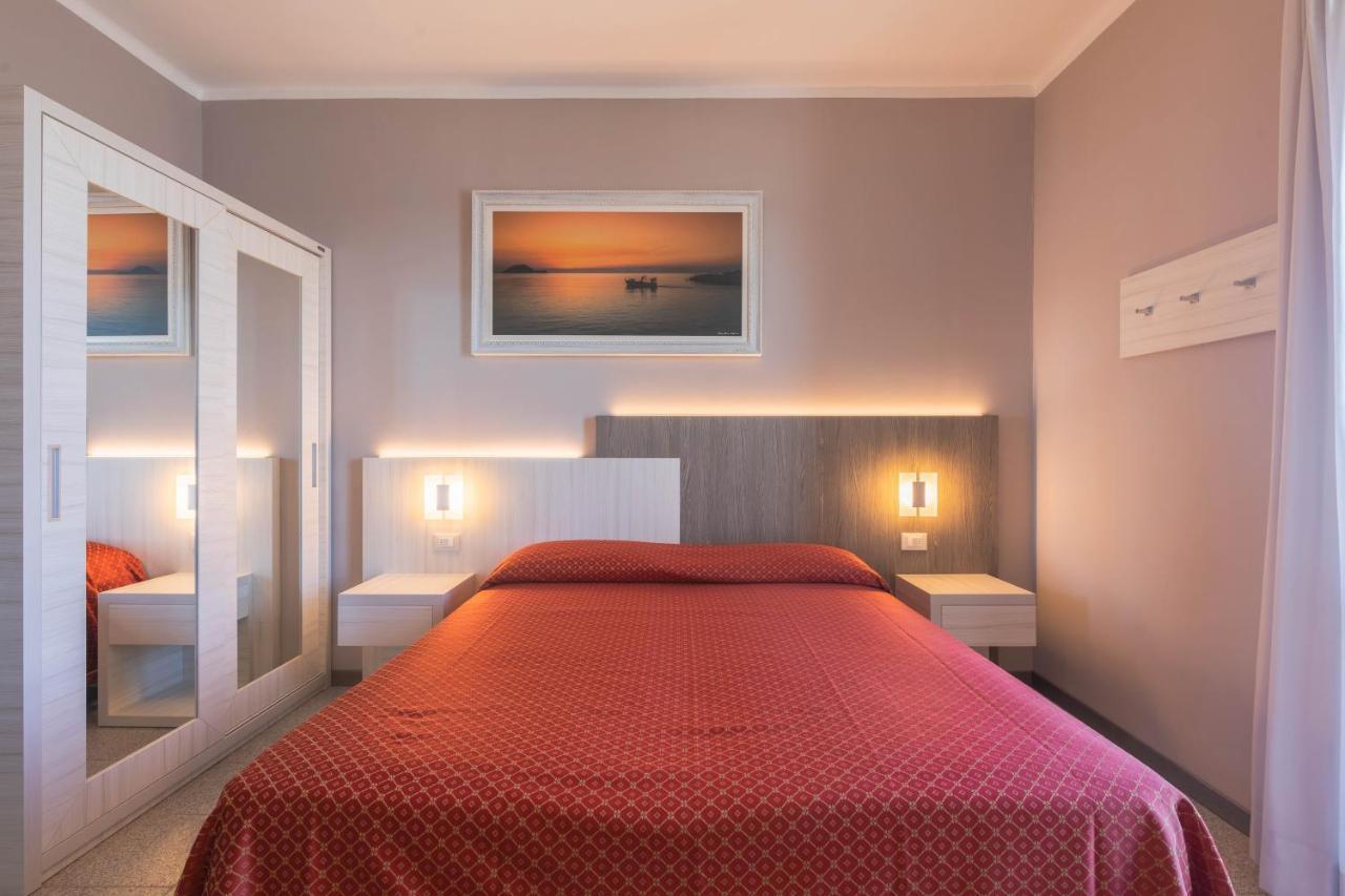 Hotel Danio Lungomare Аласио Екстериор снимка