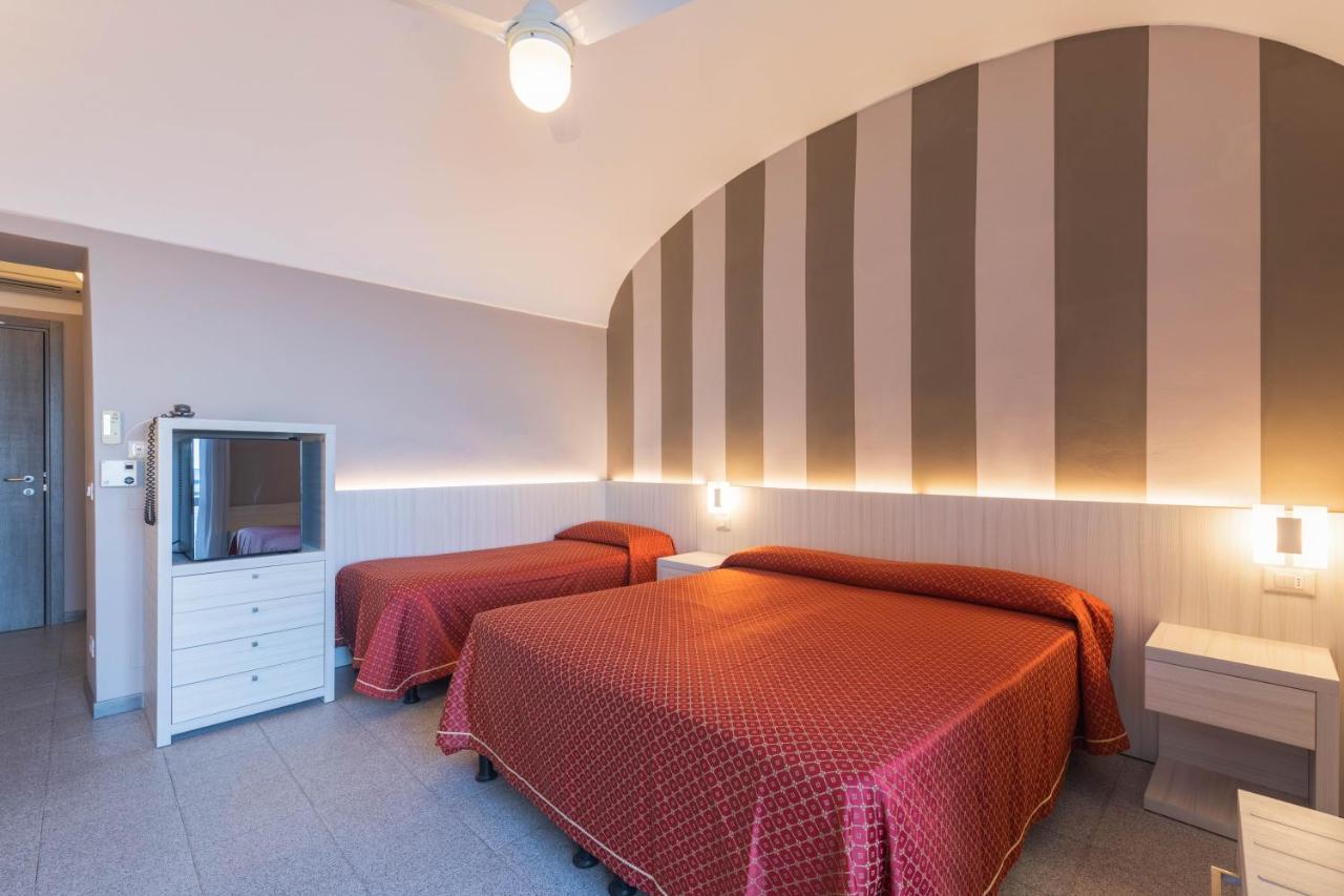Hotel Danio Lungomare Аласио Екстериор снимка