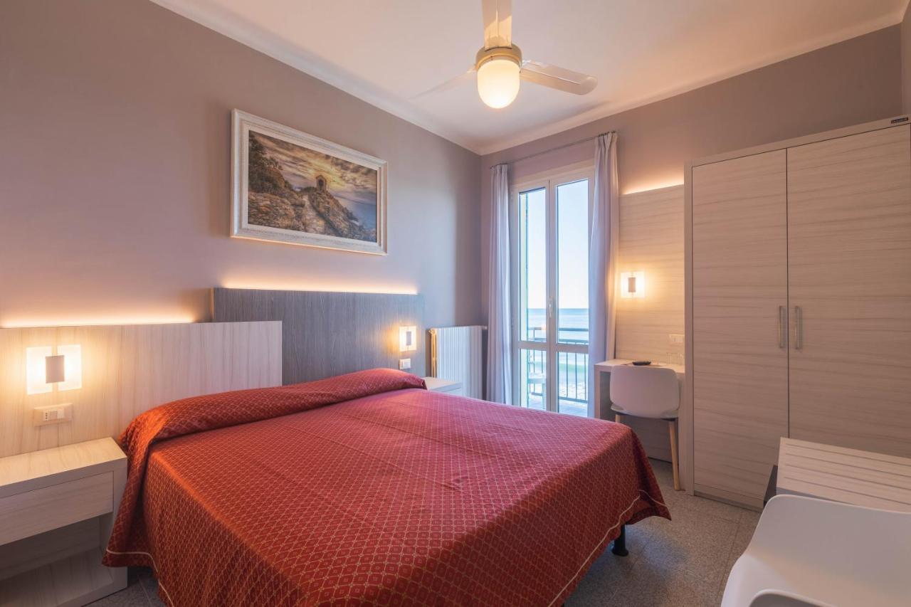 Hotel Danio Lungomare Аласио Екстериор снимка