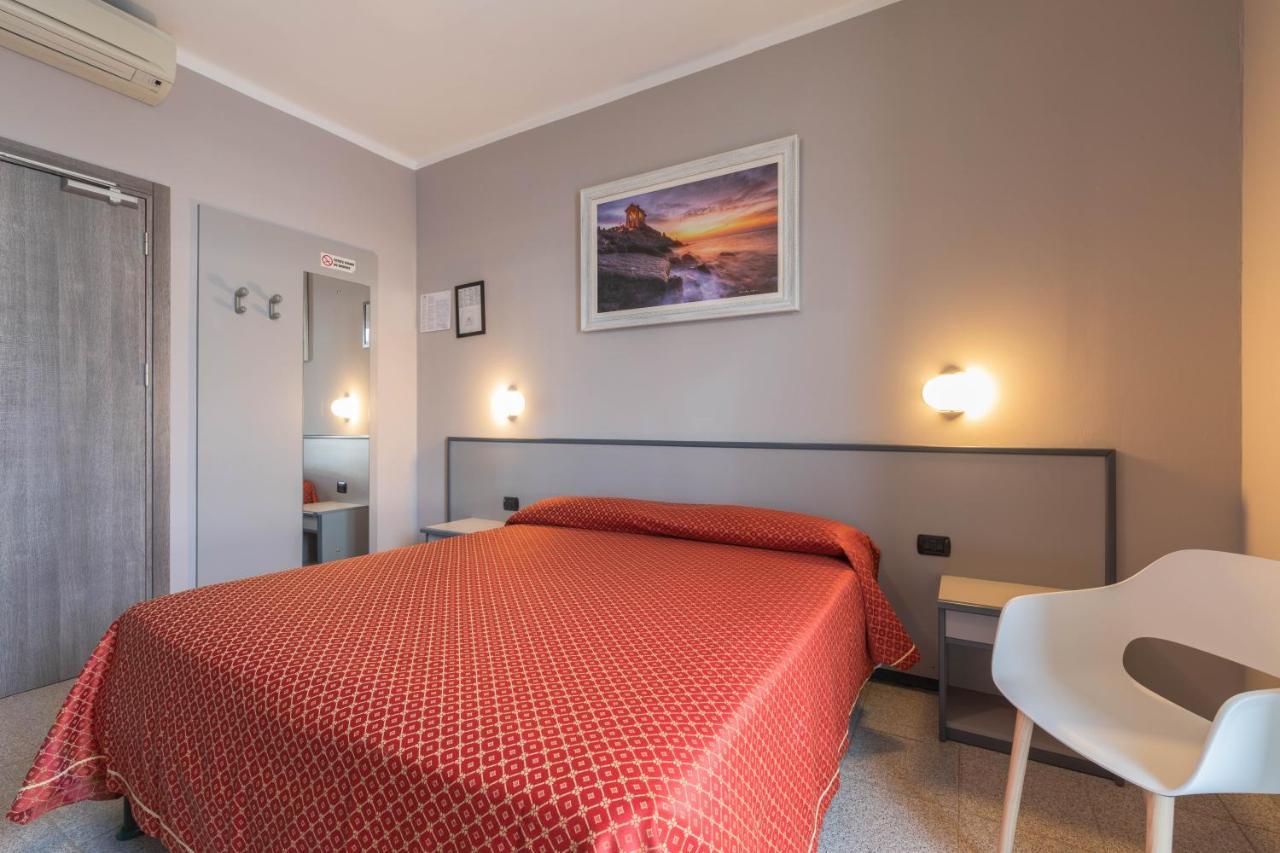 Hotel Danio Lungomare Аласио Екстериор снимка