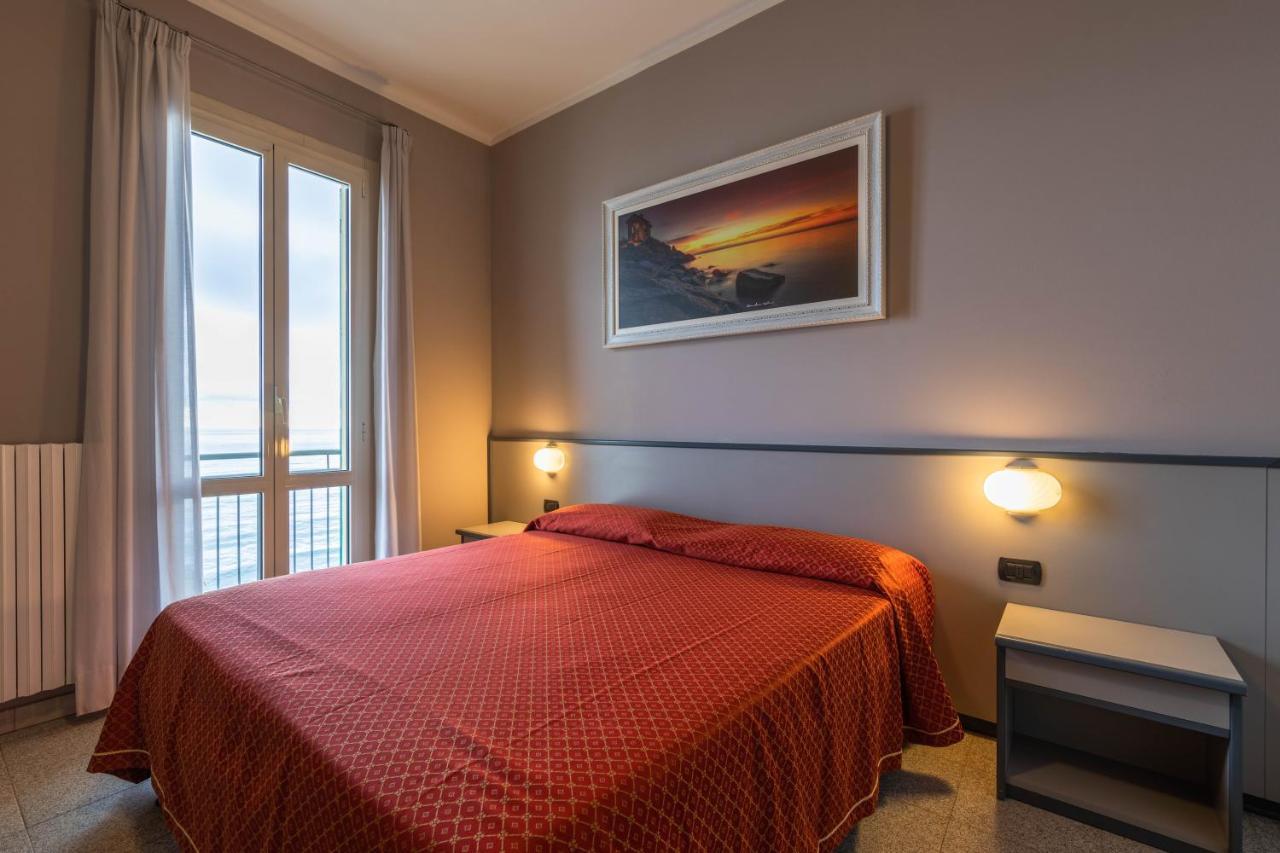 Hotel Danio Lungomare Аласио Екстериор снимка