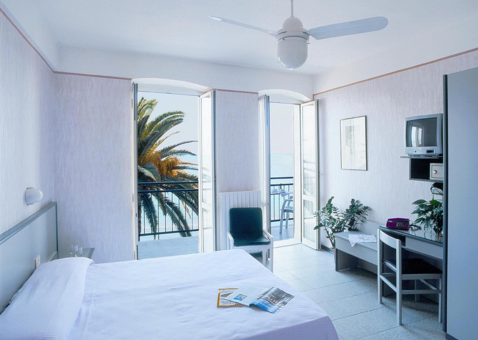 Hotel Danio Lungomare Аласио Екстериор снимка