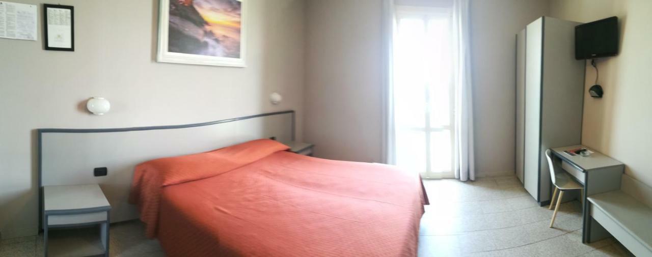 Hotel Danio Lungomare Аласио Екстериор снимка