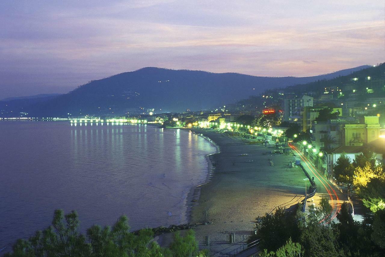 Hotel Danio Lungomare Аласио Екстериор снимка