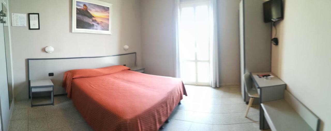 Hotel Danio Lungomare Аласио Екстериор снимка